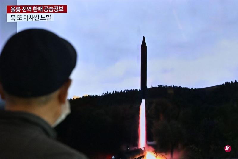 朝鲜射弹后，韩国当局罕见地向东岸的郁陵岛发布空袭警报，并呼吁岛上居民到附近的防空壕躲避。（法新社） 