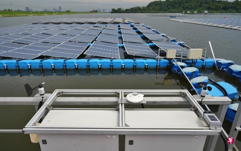 太阳能研究院在全岛建筑屋顶与变电站共设置25个太阳辐照度感应器，太阳能预测系统采用感应器收集到的数据，再结合动态太阳能预测技术，及气象署的天气预报系统数据，以达成预测太阳辐照度的效果。（谢智扬摄） 