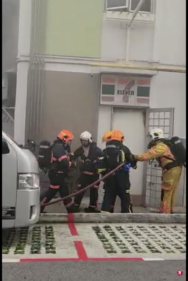 滚滚浓烟从德曼花园一间7-11便利店内冒出。至少五名消防人员从储藏室的后门破门而入，将火势扑灭。（受访者提供） 