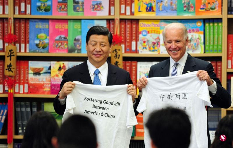 2012年2月17日，当时是美国副总统的拜登（左）和中国国家主席习近平在洛杉矶的一所国际研究学习学校会面。（法新社）
 