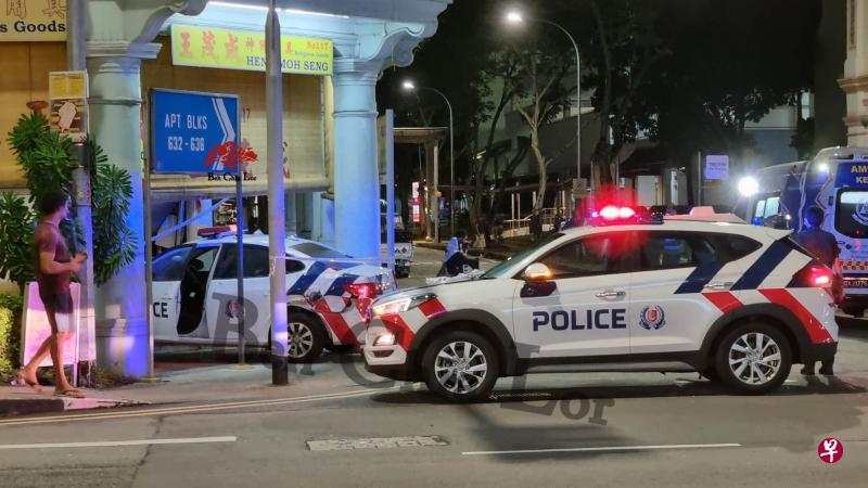 43岁男汽车驾驶员涉毒开车撞上出任务的警车，还殃及附近一家店屋。（取自脸书） 