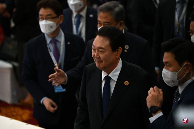 韩国总统尹锡悦（中）于11月13日抵达柬埔寨金边出席40届和41届亚细安峰会与东亚峰会系列会议。（法新社） 