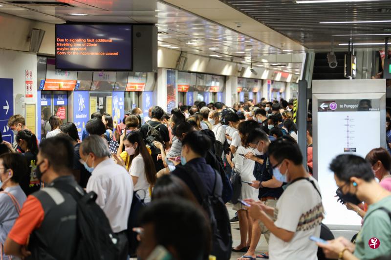 新捷运说，波东巴西和文庆之间发生信号故障，导致往港湾终点站的服务被延误。（李冠卫摄） 