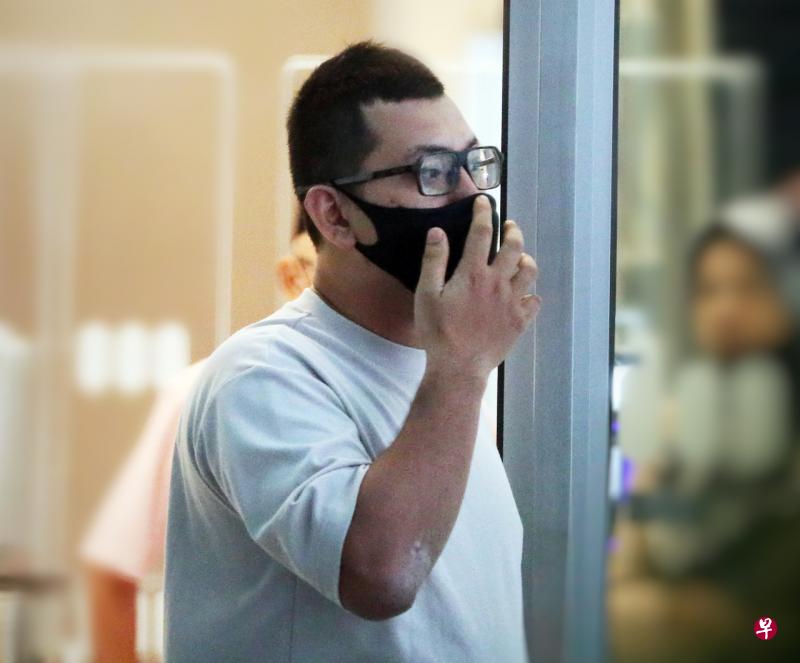 被告纳兹里案发时是一名警员，他承认15项勒索和冒充他人欺骗等罪名，其余31项罪名交由法官考虑后，星期三被判坐牢13年和五下鞭刑。（档案照） 