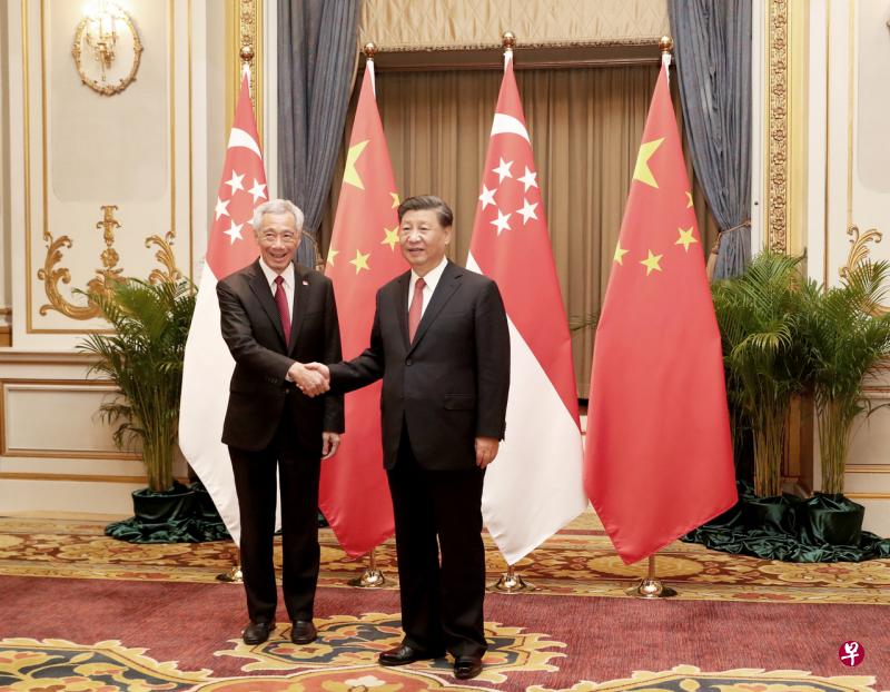 李显龙总理（左）与中国国家主席习近平星期四傍晚在泰国曼谷会面。（海峡时报） 
