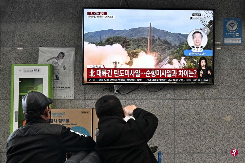 11月3日，韩国民众观看朝鲜导弹试验的新闻广播。（法新社） 