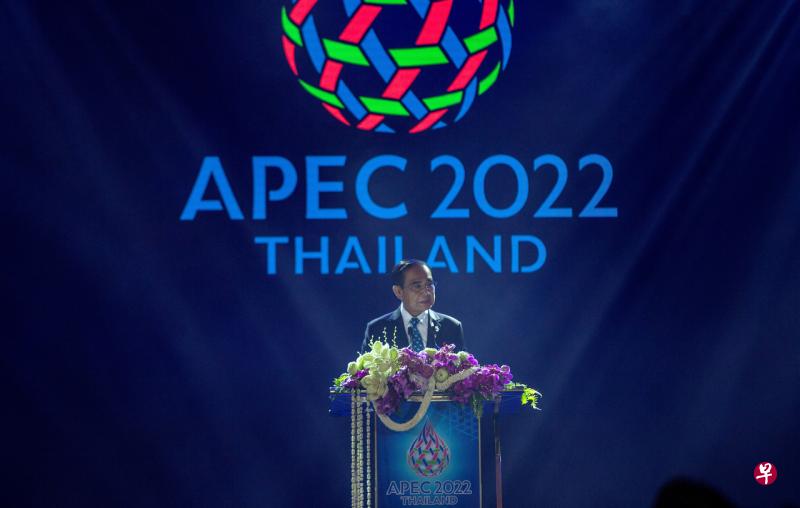 泰国首相巴育17日晚设宴款待出席APEC峰会的各国政要和代表，并在宴会上致欢迎词。（路透社） 