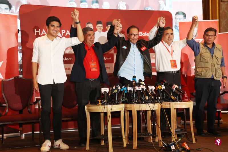 希盟与公正党主席安华（左三）星期天清晨在记者会上坚称自己已获足够政党支持，可组织新政府，但不论记者怎么追问，他都拒绝透露跟希盟合作的政党有哪些。（邝启聪摄） 
