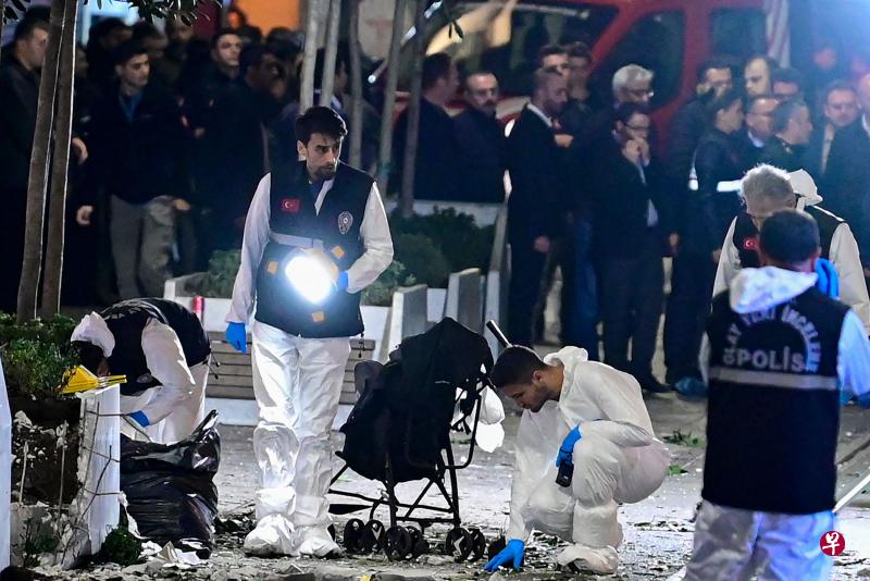 土耳其11月19日的空袭摧毁了库尔德武装组织89个目标，造成至少31人死亡。图为13日伊斯坦布尔遭炸弹袭击后，土耳其警察在现场进行调查。（法新社） 
