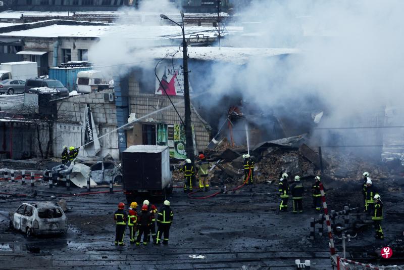 俄罗斯23日再次对乌克兰发动新一轮大规模炮袭，导致多人伤亡，基辅地区面临水电供应中断的局面。图为救援人员在炮击现场展开救援工作。（路透社） 