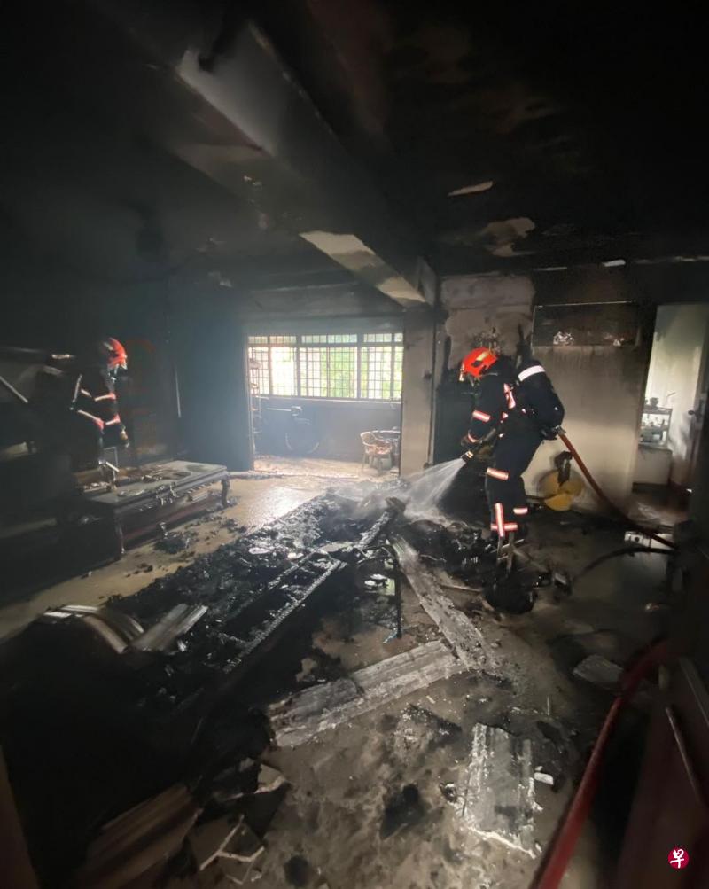 后港52街第699座组屋五楼一个单位失火，两人因吸入浓烟被送院治疗。（取自民防部队脸书） 
