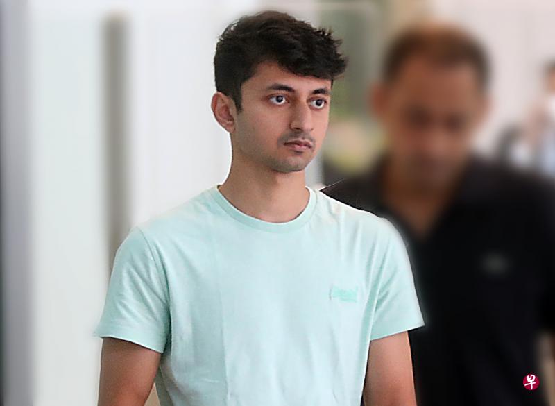 20岁的法赫德案发时是全职国民服役警员，他被控两项抵触防止贪污法令的控状。（海峡时报） 
