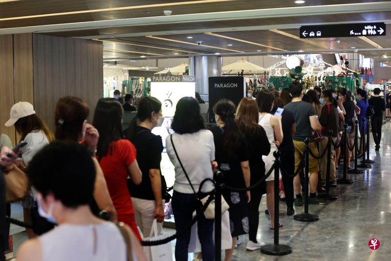 位于乌节路的百利宫客服柜台星期五（11月25日）早上10时15分出现20多人的人龙。（陈渊庄摄） 