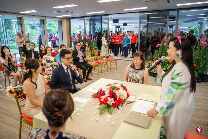 唐靖（31岁，合规经理）与妻子陆绣媛（29岁，财务顾问）是首对在家庭互动区举办结婚宣誓仪式的新人。两人以往经常到滨海湾花园约会，能在这一地点结婚对他们来说意义非凡。（叶振忠摄） 