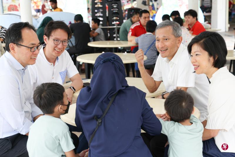 外交部长维文医生（右二）走访武吉班让选区后宣布推出“学前孩童爱心补贴”计划。左起为武吉班让区议员连荣华，以及荷兰-武吉知马集选区议员谢秉辉和沈颖。（李冠卫摄） 