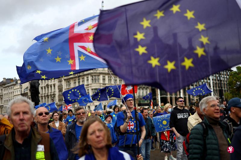 研究显示，英国脱离欧盟加剧了英国的医生短缺情况，主要专科领域估计至少缺4000名医生。图为10月22日，反对脱离欧盟的民众在伦敦参与游行，呼吁英国重新加入欧盟。（路透社） 
