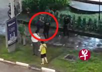 两男在商场外发生口角，惊动警方到场，其中一名男子因涉毒当场被捕。（取自互联网） 