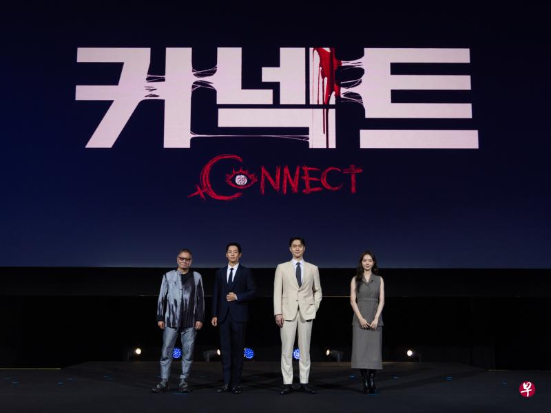 《异感追击：连瞳》导演三池崇史（左起）与主角丁海寅、高庚杓和金慧峻，一起出席记者会。（迪士尼提供） 