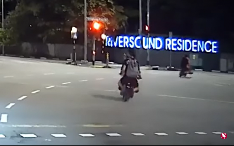 两辆电动踏板车不顾红灯，直接右转。（视频截图） 