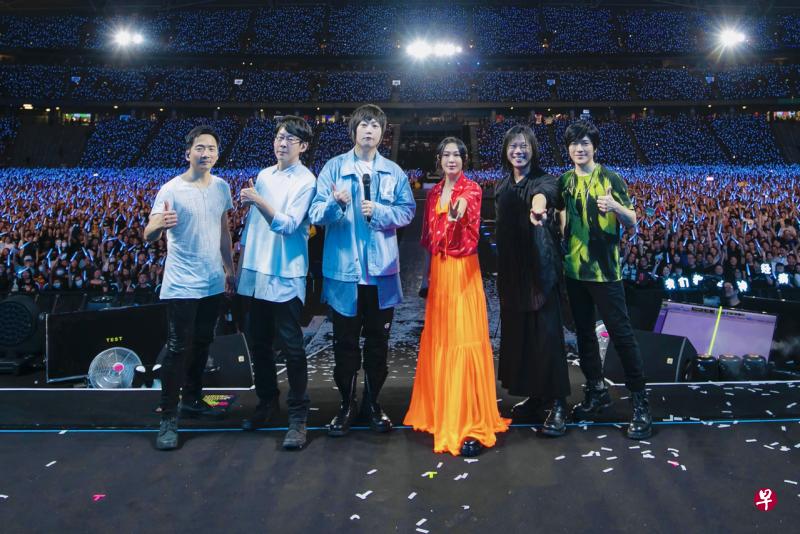 五月天、刘若英和歌迷一起大合照。（BIN Music相信音乐提供） 