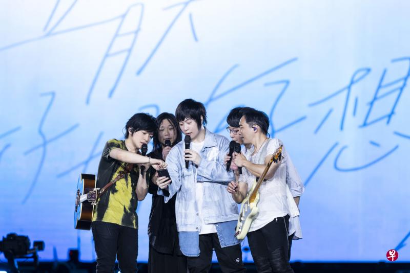 在现场点歌环节，五月天商量为粉丝点歌。（BIN Music相信音乐提供）

 