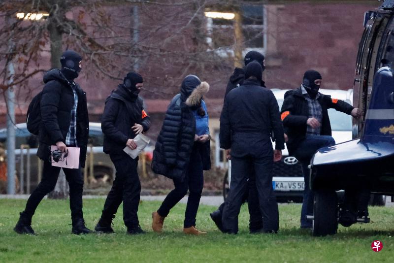 德国警方12月7日在全国各地的突击行动中逮捕了一个极右翼恐怖组织的25个成员和支持者。图为警方在卡尔斯鲁厄（Karlsruhe）护送一个人。（路透社）
 