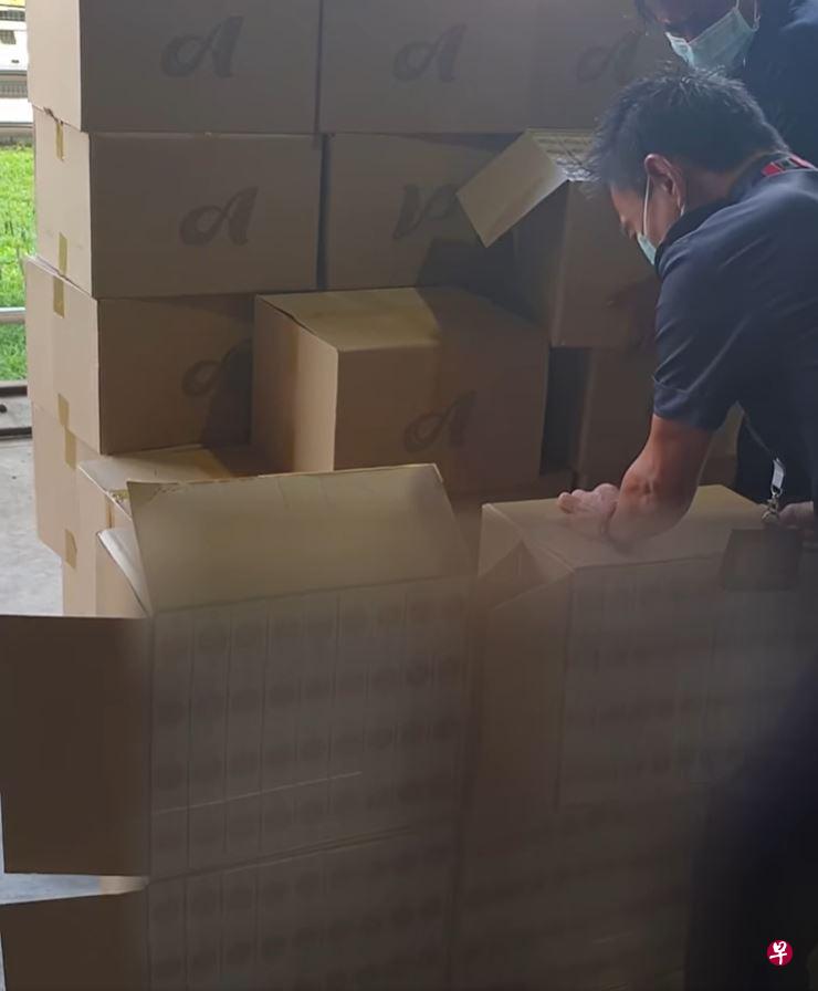 移民与关卡局人员11月7日在大士关卡破获一起漏税烟走私案，从罗厘运送的箱子内搜出大量漏税烟。（取自移民与关卡局脸书） 