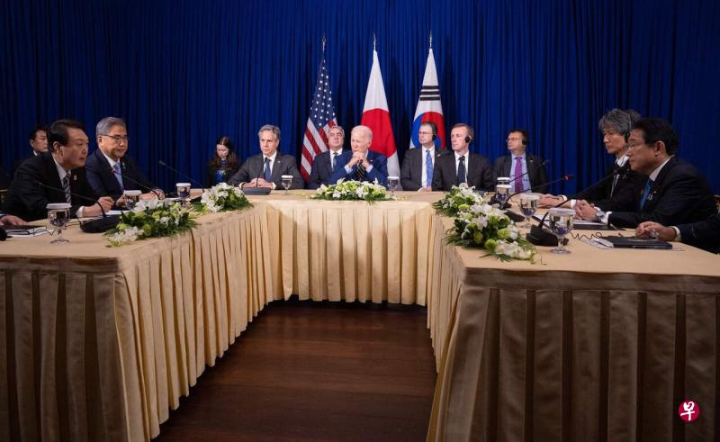 美国、日本和韩国三方朝鲜事务代表会谈在印尼雅加达进行。图为韩国总统尹锡悦（左一）、美国总统拜登（中）和日本首相岸田文雄（右一）11月13日在柬埔寨金边亚细安峰会期间会晤。（法新社） 