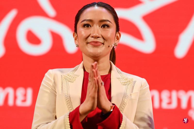 泰国一项民意调查显示，与前首相达信有关联的为泰党，最有可能在明年的大选中获胜。达信的女儿佩通坦正成为为泰党的潜在首相候选人之一。（法新社） 
