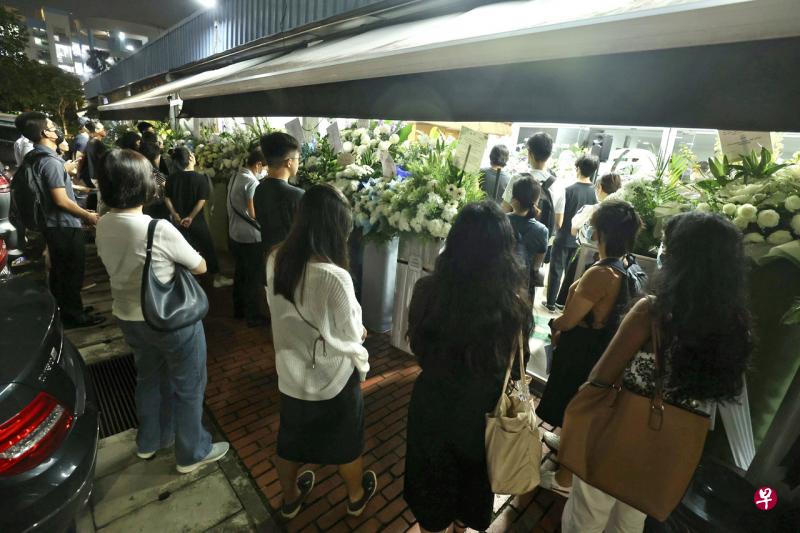 殉职民防人员吴宏泽的家属在星期一晚上为他举行追思会，约70名亲友出席，向吴宏泽告别。（邬福梁摄） 