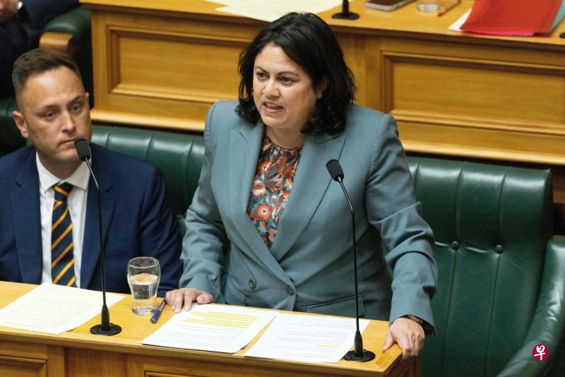 新西兰卫生部副部长维拉尔（Ayesha Verrall）博士发表声明说：“这项立法加快了实现无烟未来的进展。成千上万的人将活得更久、更健康”。（法新社） 
