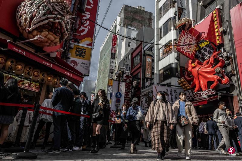 综合日本放送协会和共同社星期三报道，有4000名大阪府冠病患者通过邮寄方式或应用程序参与调查。图为日本大阪的道顿堀。（法新社） 