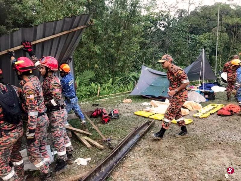 马来西亚云顶半山星期五凌晨2时许发生严重土崩，至今已造成至少21人丧命，仍有12人下落不明。（马来西亚消拯局） 