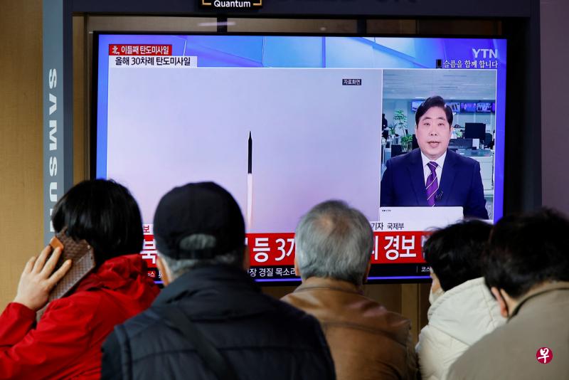 韩国军方星期天（12月18日）指朝鲜向东海发射不明弹道导弹。图为韩国民众11月3日观看朝鲜电视台播出的新闻报道。（路透社） 