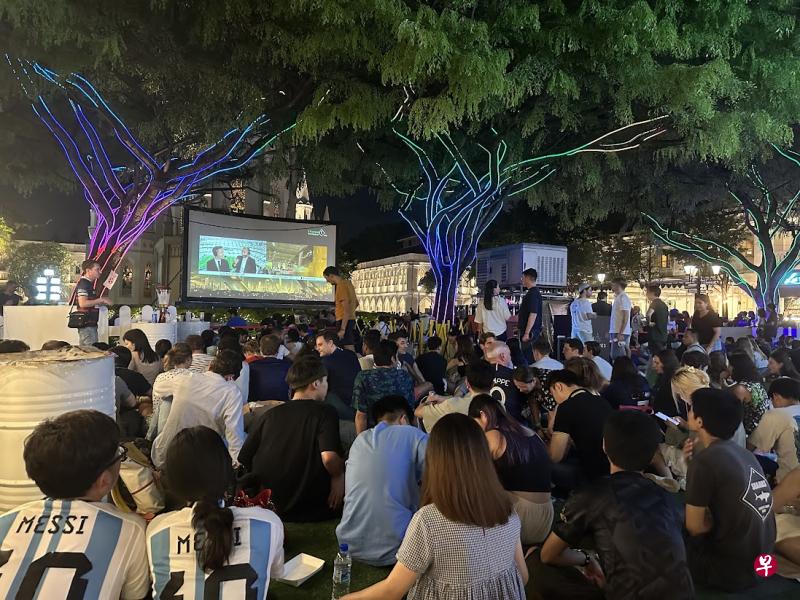 距离世界杯决赛开赛仅两个半小时，赞美广场涌现约500名球迷。（安诗一摄） 