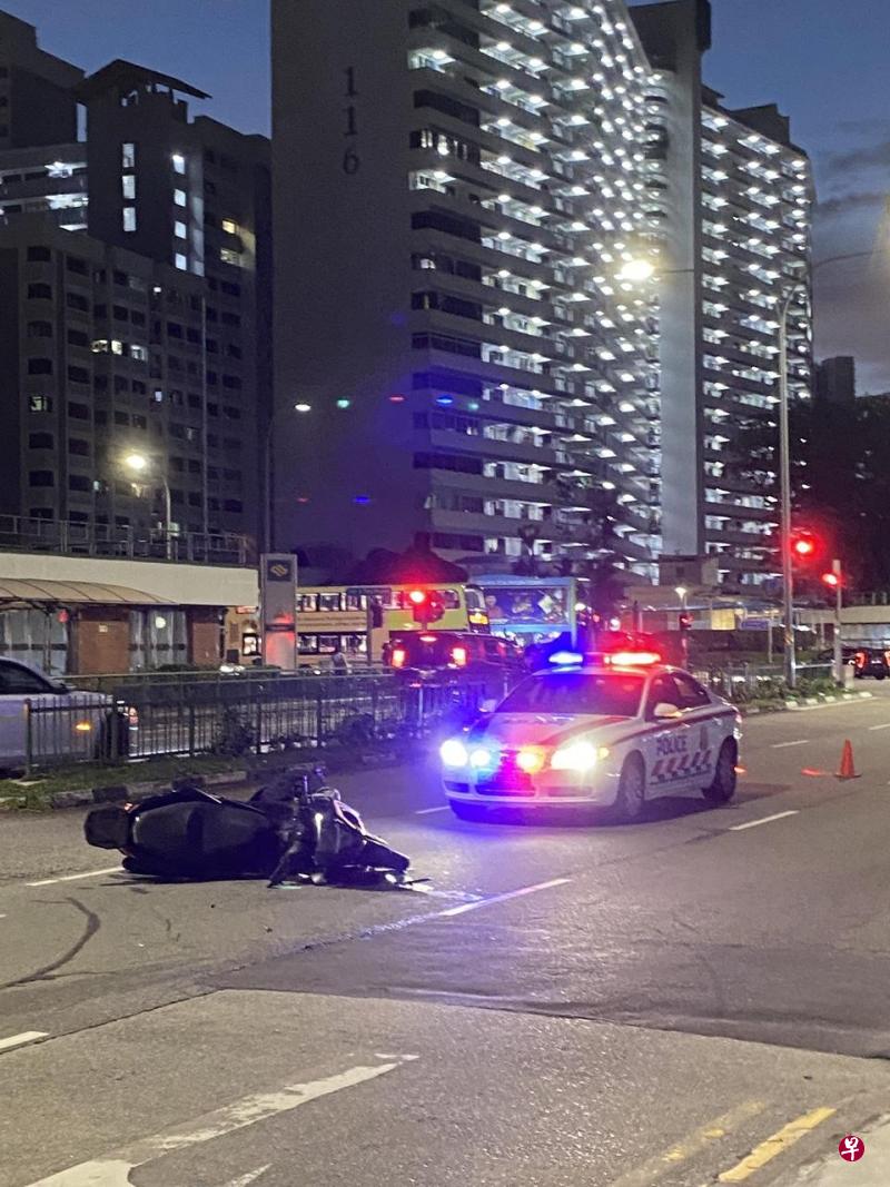 一辆电单车在大巴窑1巷翻倒，警方随后前来维持秩序，在车道上放置三角锥，提醒后方车辆谨慎行驶。（孙靖斐摄） 