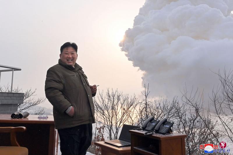 朝中社16日发布的照片显示，金正恩亲自监督15日高功率固体燃料火箭发动机地面喷射试验。（法新社） 