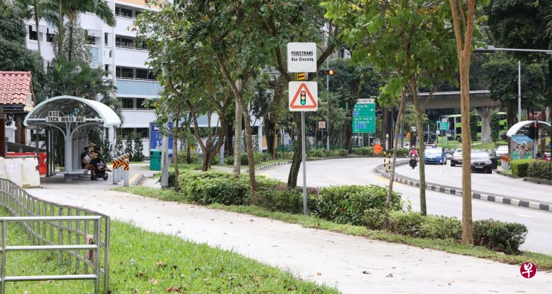 67岁女清洁工在行经德惠道往蔡厝港路的路段时，没有遵从指示停下个人代步工具，反将辅警撞倒，再试图搭巴士逃走，星期二（12月20日）被判罚款5500元。（刘启成摄） 