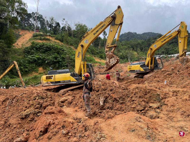 马来西亚消防与拯救局星期四再发现四具遗体，罹难者人数增至30人。（萧郡瑜摄） 