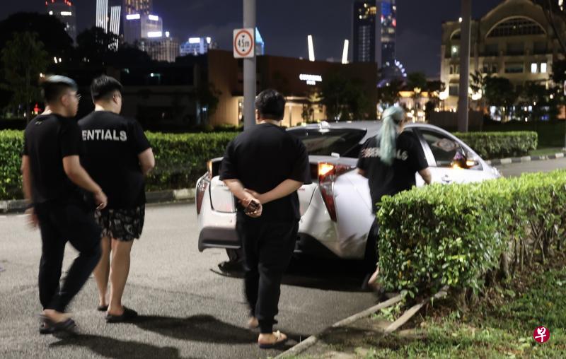 轿车女驾驶及几个友人当时都在车祸现场，但婉拒《新明日报》记者的采访。（曾美玲摄） 