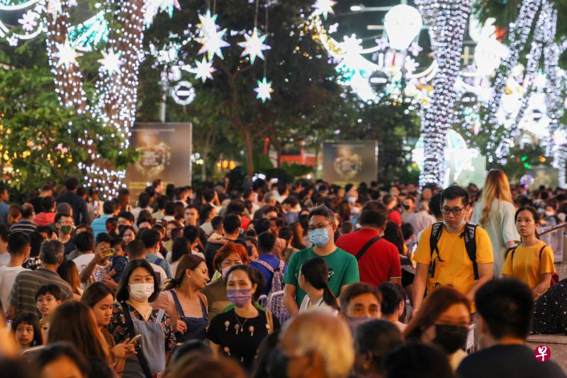 冠病措施放宽后的首个平安夜，乌节路迎来大批人潮，但人们移动有序，并未出现拥堵现象。（卓祾祎摄） 
