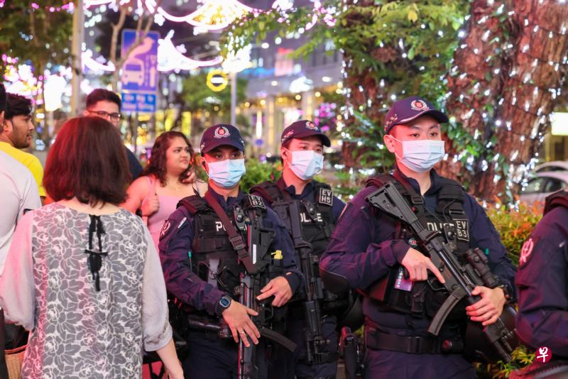 大家聚集乌节路共庆佳节之际，警员上紧发条坚守着岗位，在街道穿梭巡逻，确保公众安全。（卓祾祎摄） 