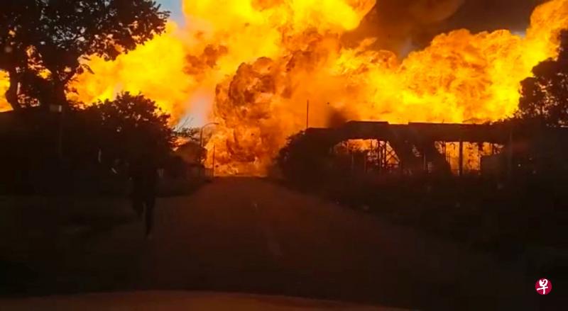 据悉，油罐车至少发生三次爆炸，且爆炸地点位于一间医院和多栋住宅附近，造成大量人员伤亡。图为一辆油罐车星期六早上在博克斯堡（Boksburg）发生爆炸事故。（路透社） 