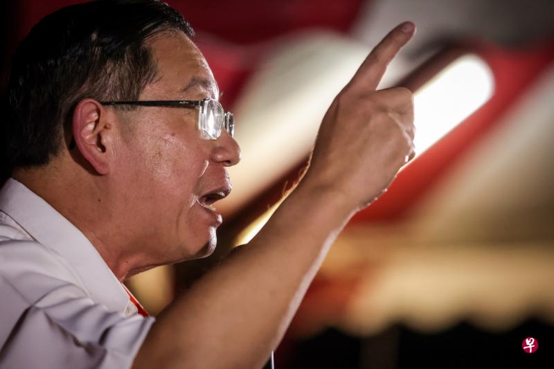 马来西亚民主行动党主席林冠英说，尽管TikTok平台被极端分子滥用，但5G电信网络和数字技术仍是未来的新方向，必须为年轻人做好准备。图为林冠英在霹雳州金宝举办政治讲座会。（档案照） 