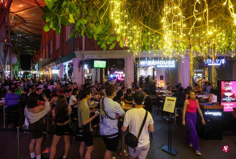在被冠病疫情笼罩两年后，克拉码头一带的餐馆与酒吧迎来首个社交聚会人数不受限制的平安夜，但并未出现人头攒动的盛况，仅少数店家座无虚席。（陈斌勤摄） 