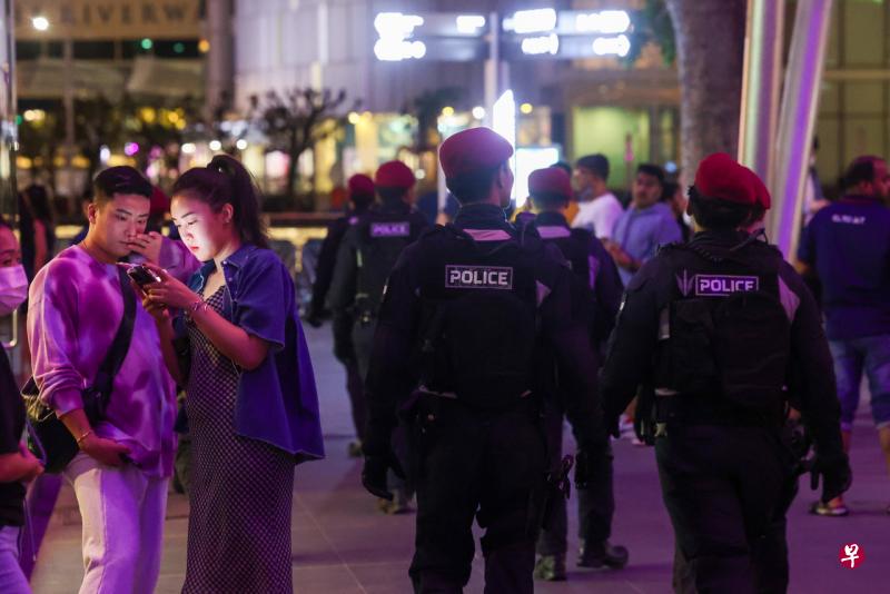 平安夜晚上11时，10多名警员与保安人员开始巡逻克拉码头一带，确保公众安全。（陈斌勤摄） 