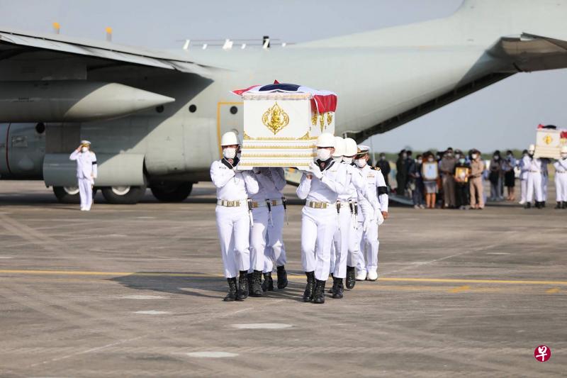 泰国小型护卫舰沉没事故，搜救队伍星期六（12月24日）寻获多七具遗体，仍有15名海军下落不明。图为12月22日，其中一名罹难海军的棺木。（法新社） 