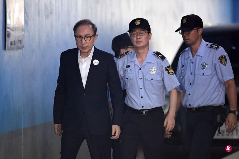 李明博（左）2020年10月因贪污受贿终审判处监禁17年、罚款180亿韩元、追缴赃款35亿韩元。他在入狱1年零八个月后因健康不佳暂停服刑。（法新社） 