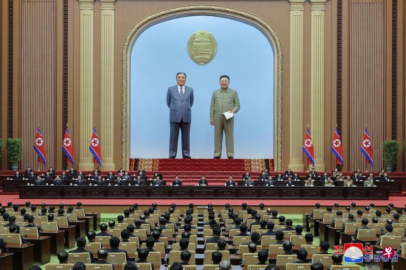 朝中社星期二（12月27日）报道，朝鲜领导人金正恩星期一（26日）晚上出席了纪念《朝鲜民主主义人民共和国社会主义宪法》颁布50周年的报告大会。此次纪念活动在万寿台议事堂举行。（法新社） 