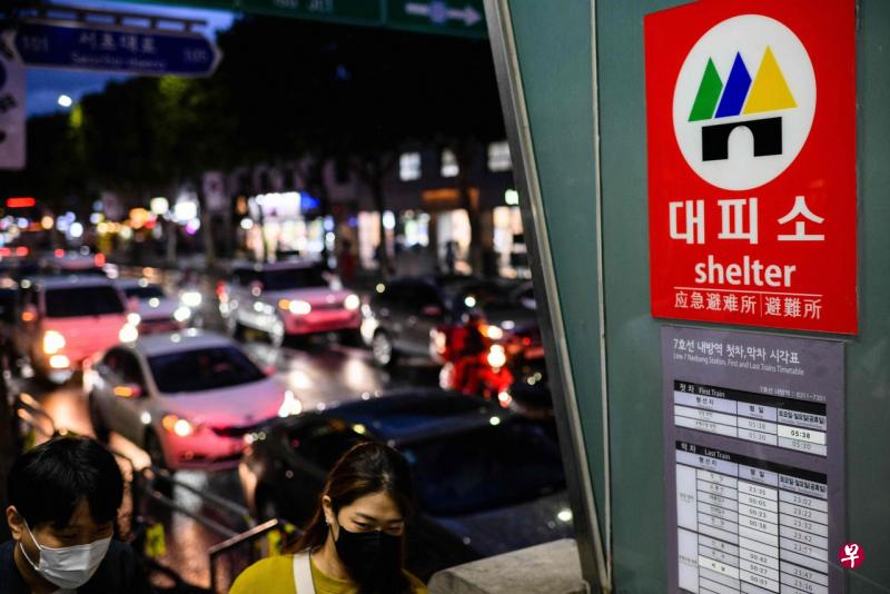 在首尔地铁站入口即可看到“避难所”标志。遭到空袭时，全市三千多个地铁站将充当避难所，这是首尔对朝鲜威胁的应对措施。（法新社） 